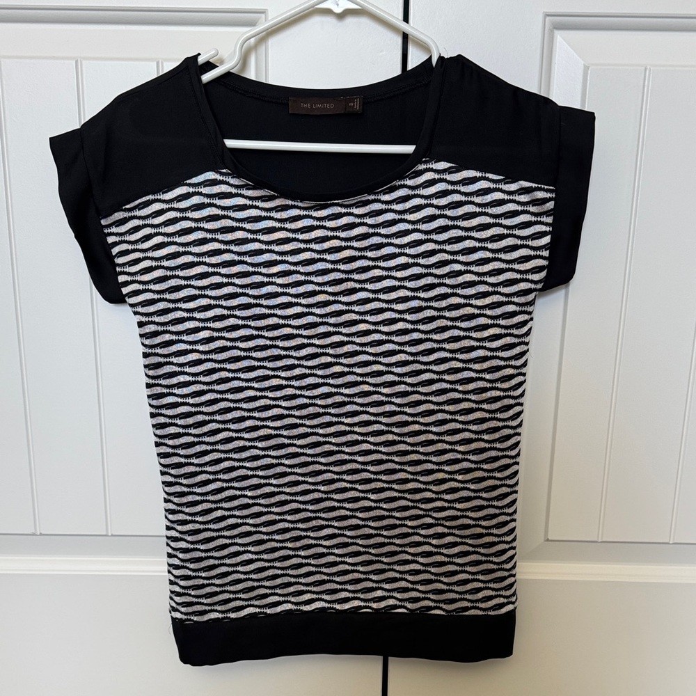 The Limited Black & White Wave-Pattern Short Sleeve Top